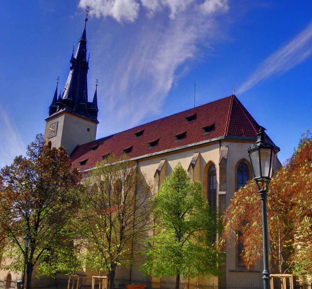 Škréty a sv. Vojtěcha od Václava Vavřince Reinera, na protější straně pak barokní dřevořezba Kalvárie.