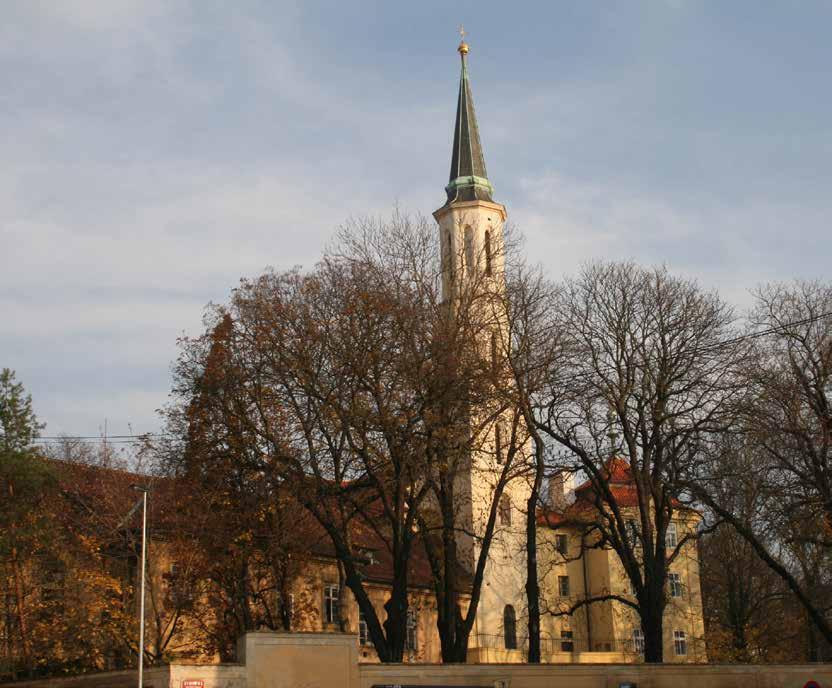 Samotná barokní chrámová loď není zvenku nijak výrazná (a také je viditelná pouze z nemocniční zahrady), o to zajímavější však je její interiér.