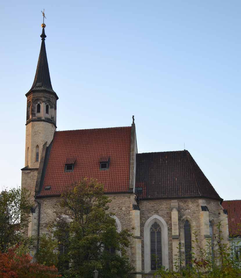 Při adaptaci na pravoslavný chrám pak byl doplněn nový ikonostas, stěna s ikonami oddělující
