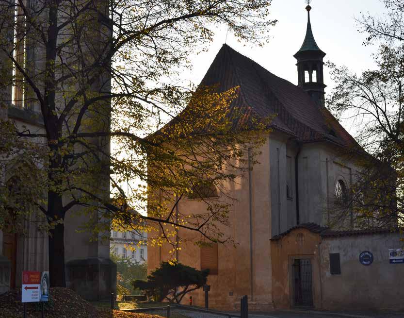 Interiér zdobí valená klenba s původní štukovou dekorací. Dochované barokní zařízení nám může přiblížit podobu emauzského kláštera před přestavbou v 19.