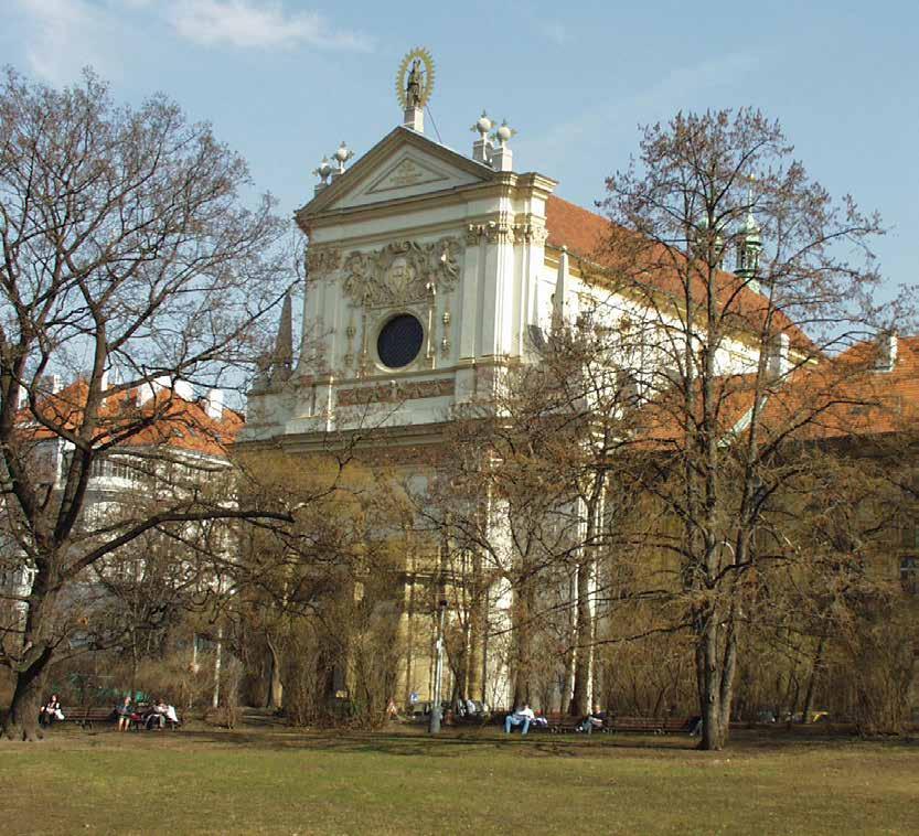 Spinoly (původem českého misionáře v Japonsku) z roku 1878. V další kapli, zasvěcené sv. Barboře, můžeme vidět sochy od Františka Ignáce Platzera z roku 1770. Následuje kaple P.