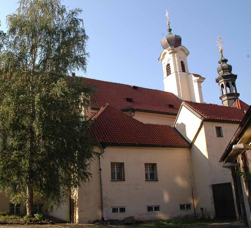 Kaple sv. Tekly je uvnitř zdobena bohatými štukaturami a nástěnnými malbami ze života světice od J. L. Krackera z roku 1762. Na oltáři pak je obraz od I.