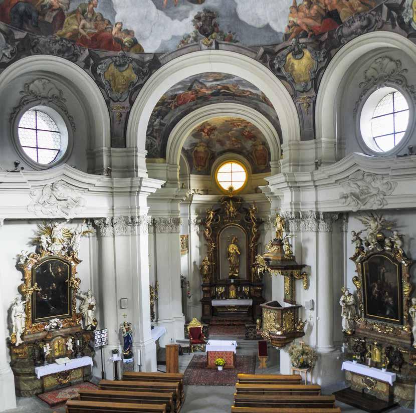 umístěny dva boční oltáře: severní oltář zdobí obraz Sv. Lukáš maluje P. Marii a sochy tří svatých Janů (Jana Křtitele, Jana Evangelisty a Jana Nepomuckého) a jižní pak obraz sv. Rodiny a sochy sv.