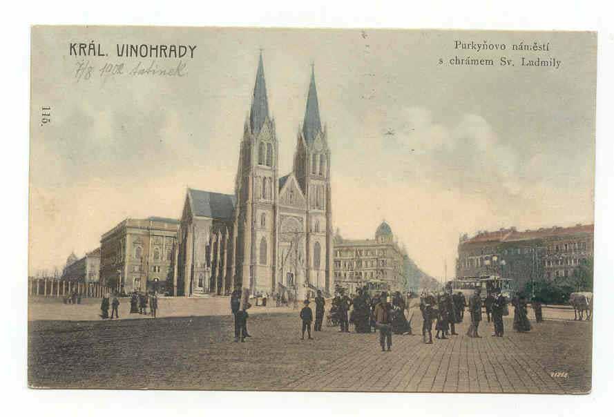 konci severní lodi jsou výjevy ze života P. Marie a na východním konci jižní lodi výjevy ze života sv. Cyrila a Metoděje. Barevnost interiéru dotvářejí okna zdobená vitrážemi různých autorů.