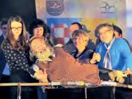 Posléze jsme se odebrali pochovat basu a prožít doznívající atmosféru krásného odpoledne. Velké díky všem, kteří napekli a přinesli dobroty či darovali ohnivou vodu.