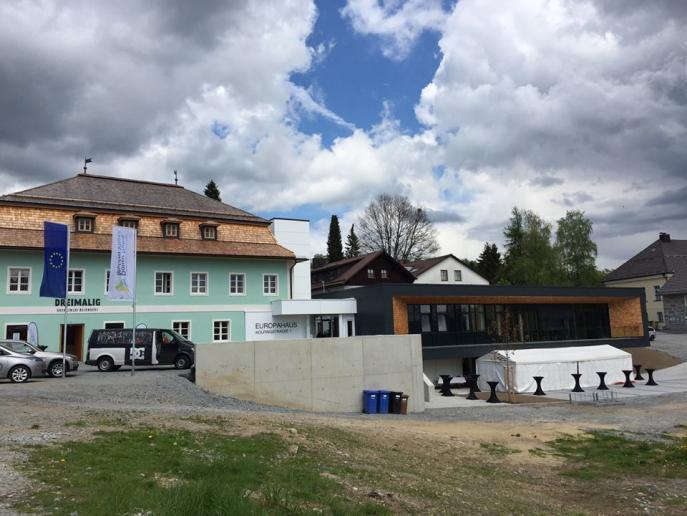 Slavnostní otevření Evropského domu Inn, Evropského regionu Dunaj Vltava, informačního centra Europe Direct a Centra pro jazykovou kompetenci. Tedy skoro 20 lidí.