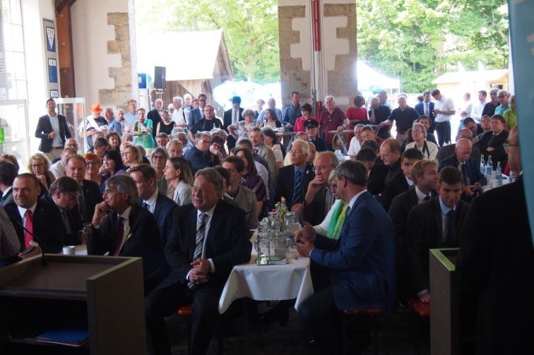 cestovní ruch a odlišnosti či naopak společné prvky obou zemí. Zahájení týdne sousedů v Bavorské Rudě. FOTO: Plzeňský kraj Během čtyř dní (28. 6., 30. 6., 1. 7.