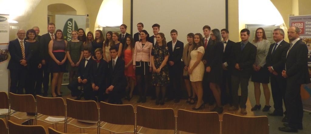 22 českých studentů (10 chlapců a 12 děvčat) z 10 gymnázií z jižních a západních Čech, kteří budou navštěvovat 11 německých gymnázií. Závěrečného slova se ujal Dr.
