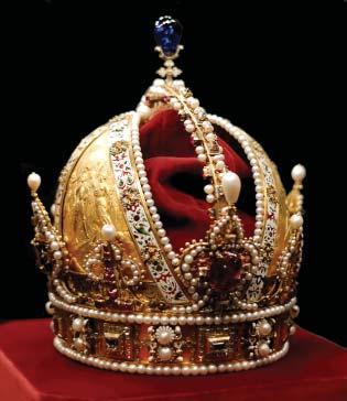 Víta slavnostní korunovace. > Rudolf byl synem císaře Maxmiliána II. a Marie Španělské (bratranec a sestřenice), ale také byl posledním panovníkem, který trvale vládl z Prahy.