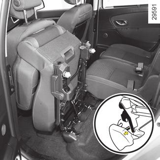 POLOHOVATELNOST ZADNÍCH SEDADEL (2/2) 6 B Při instalaci bočních sedadel zkontrolujte, zda je pouzdro bezpečnostního pásu na straně dovnitř vozidla.