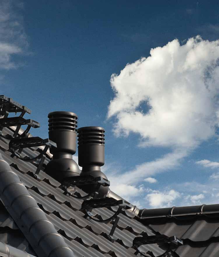Modułowe Dachówki Blaszane Větrací komínky a střešní okna Správné větrání střechy má klíčový význam pro odvádění přebytku vodní páry z budovy a současně předchází její kondenzaci v místnostech.