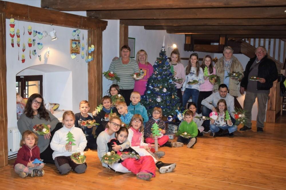 Vánoční tvoření se spolkem VEEV, z.s. 16. 12. 2018 jsme uzavřeli rok mini akcí s názvem Vánoční tvoření. Byla určeny pro děti a jejich babičky a dědy.