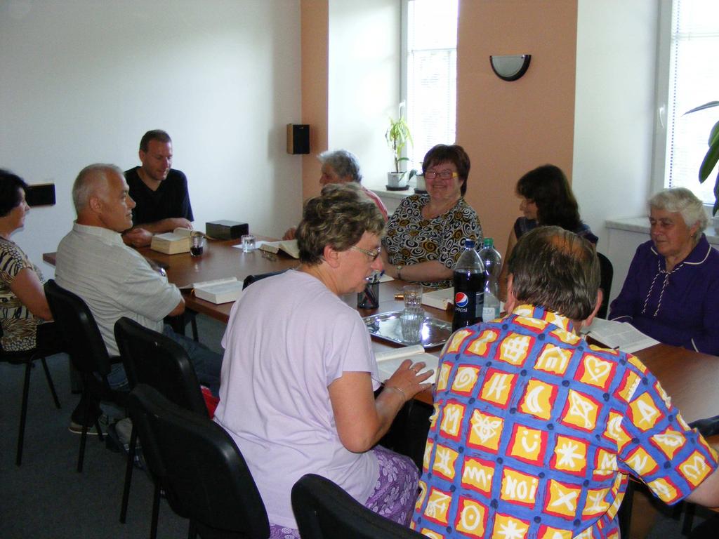 Biblická setkání I tento rok vás chceme pozvat na biblická setkání, která probíhají na faře v Dolních Loučkách ve farním sále, jak tomu bylo minulý školní rok.