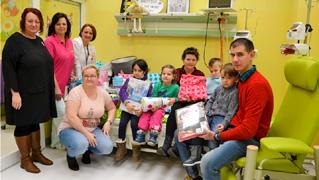 Dárky v hodnotě pět tisíc korun věnovala Bc. Pavlína Pittnerová zdravotnickému personálu Dětské kliniky Fakulty zdravotnických studií Univerzity J. E. Purkyně v Ústí nad Labem a Krajské zdravotní, a.