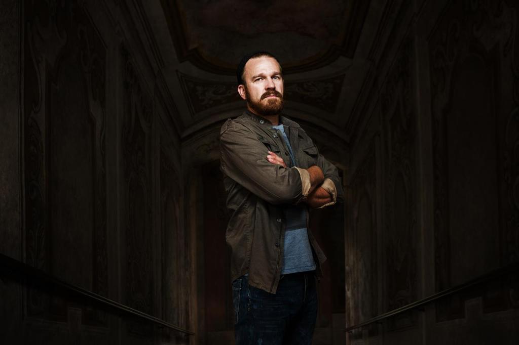 Kapitán Pavel Mráz (Stanislav Majer) Je podruhé ženatý, z prvního nezdařeného manželství s komplikovanou manželkou Magdou má dospívající dceru Adélu.