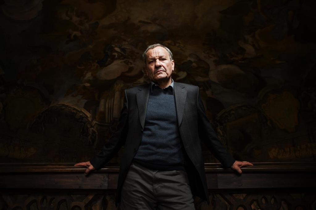 Plukovník Viktor Vitouš (Miroslav Krobot) Mezi kolegy zvaný Nejvyšší šéf Útvaru kriminální služby a vyšetřování při Krajském policejním ředitelství v Olomouci: typ drsného policajta.