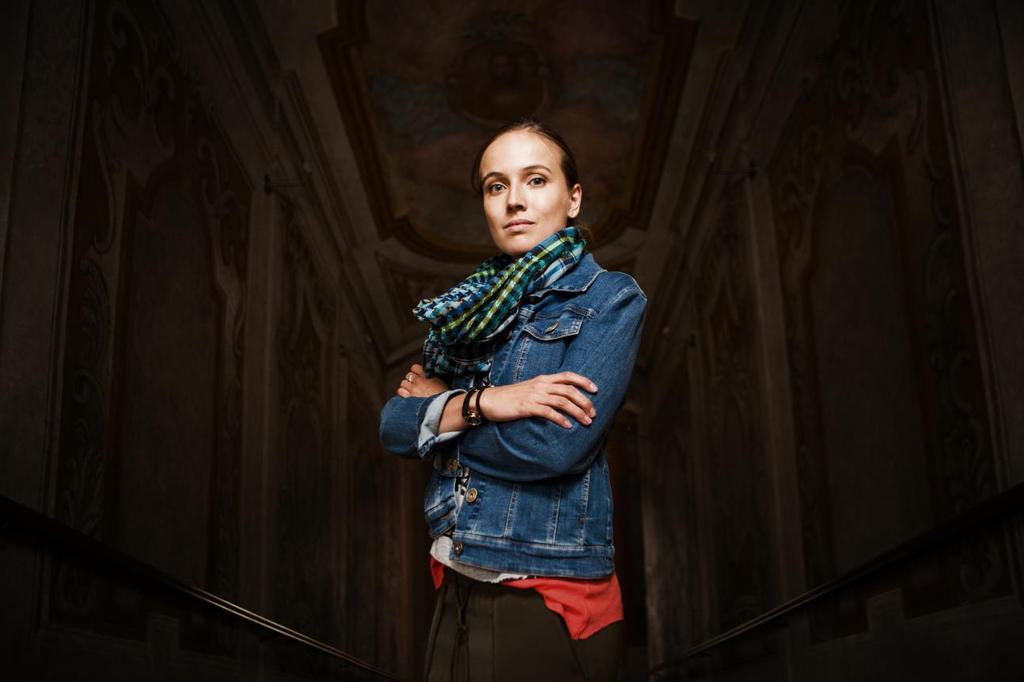 Poručík Kristýna Horová (Tereza Voříšková) Elévka, která se snaží prosadit v mužském světě a vyrovnat se svému vzoru Výrové. Její otec je krajský státní zástupce.