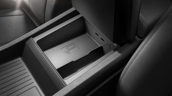 vozidla pomocí zabudované spojovací antény v odkládací přihrádce možnost nabíjení přes připojení USB a přes Wireless Charging (Qi-Standard) Audi connect hlasové ovládání - čtení SMS umožňuje funkci