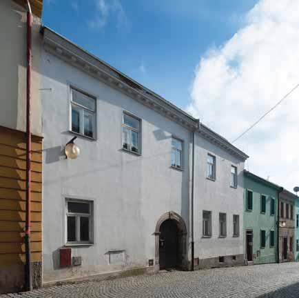 29/ Měš anský dům čp. 51 Bránská 9 Po 1560, po 1840 Řadový jednopatrový dům s pětiosým uličním průčelím vznikl spojením dvou původně samostatných domů.