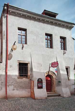 33/ Měš anský dům čp. 73 Poštovní 1 1510 (?), 1548, 1778, 1828, po 1844 Patrový dům s mohutnými šikmými opěráky po stranách vstupu stojí v závěru ulice, dříve nazývané Schneidergasse (Krejčovská).