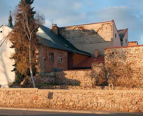 Střed zaujímalo rozlehlé čtvercové náměstí, z jehož koutů vybíhaly hlavní ulice určující pravidelnou sí zástavby s okružní ulicí při obvodu hradeb.