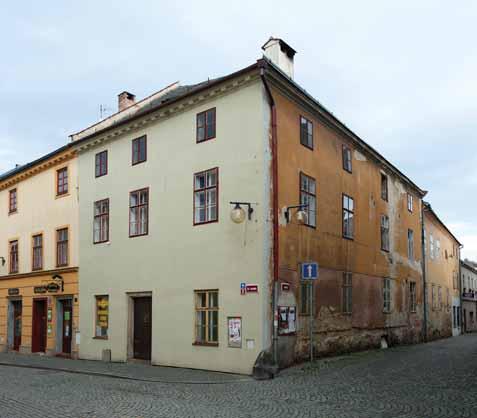 35/ Měš anský dům čp. 82 Čs. armády 2 Po 1550, úpravy po 1840 Rozsáhlý jednopatrový dům s jednoduchou klasicistní fasádou na nároží ulic Čs. armády a Krátké vznikl propojením předního a zadního domu.