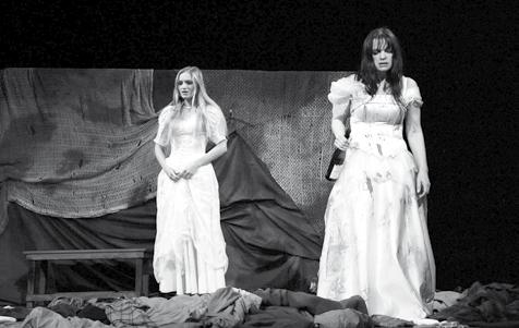 Režie: Ladislav Valeš / Scéna: Jaromír Holfeuer, Milan Hrzán / Výběr hudby: Lenka Šťastná / Hudbu k úvodní písni složil: Marek Mikulášek / Nazpívala: Lenka Šťastná / Návrhy kostýmů: Štěpánka