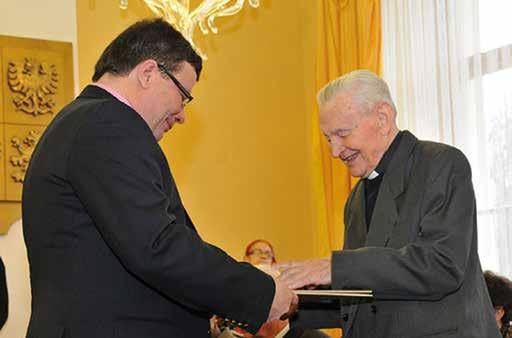 Ministr obrany Alexandr Vondra při udílení osvědčení MO ČR 16.