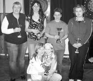 Hudecová, dole vítězky L. Schedivá, A. Procházková. Foto: Willcap VELKÁ JESENICE - muži: M. Svatý, J. Dlab, dole P. Drtil. Velikonoční JACKPOT CUP U Dandyho!