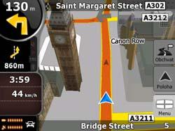 Během navigace se na obrazovce zobrazují informace o trase a cestovní data (levý snímek). Jakmile však klepnete na mapu, na několik sekund se zobrazí další tlačítka a ovládací prvky (pravý snímek).