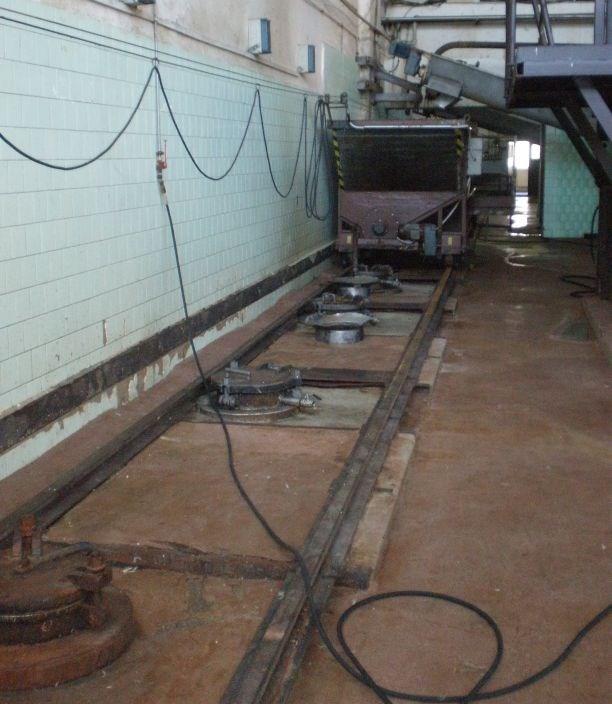 surovinu dopravuje a rozděluje do čtyř sterilizátorů s technickým označení P8. Plnění sterilizátorů probíhá poloautomaticky. Pracovník otevře víko požadovaného sterilizátoru a nasadí na něj násypku.