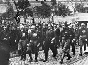4. Cesta k moci Po skončení první světové války se Mussolini vrací k myšlence založení vlastní politické strany a v roce 1919 vzniká polovojenská strana Fasci di Combattimento (tj.