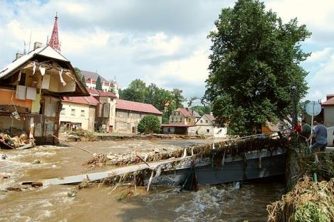 Jeřice, která se do Lužické Nisy vlévá v Chrastavě, ale byla rozvodněná podstatně víc i přes jistou retenční schopnost nádrže Fojtka: v Mníšku vyhlásili 1.