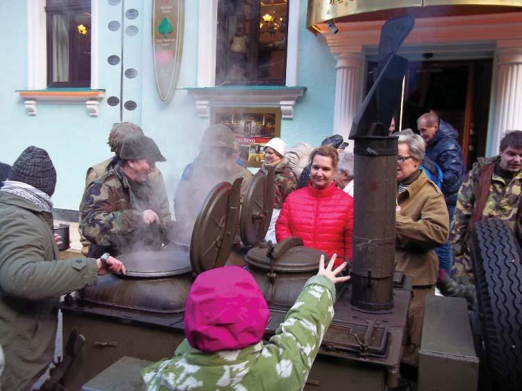 25. Novoroèní jízda Již 25 let se do Høenska na Nový rok sjíždí vojenská historická technika. Té letošní se zúèastnilo na patnáct vozidel rùzných armád.