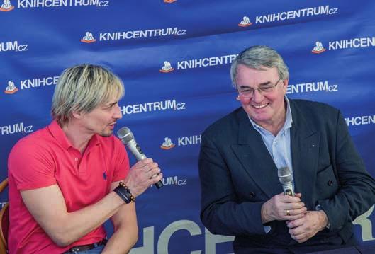 APLAUS Novináři a recenzenti Petr Veber a Veronika Paroulková hovoří s hudebním ředitelem opery Jakubem Kleckerem po premiéře