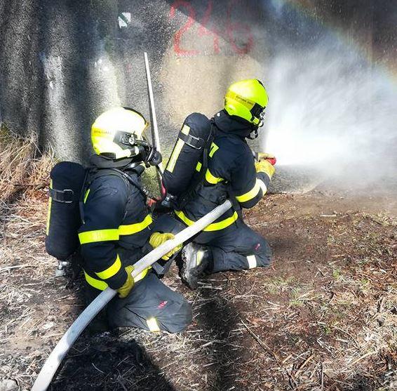Pravá ruka drží páku ventilu proudnice a levá ruka kuželovou růžici proudnice, které nám