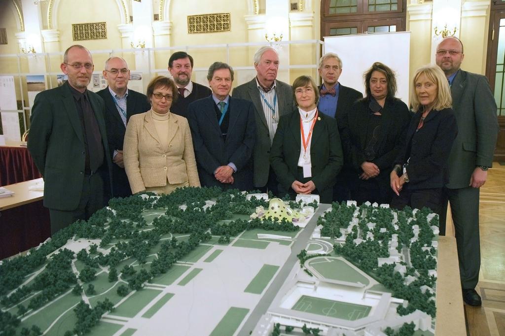 Porota s Wolfem Tochtermannem těsně po rozhodnutí nad modelem Letné s vítězným návrhem.
