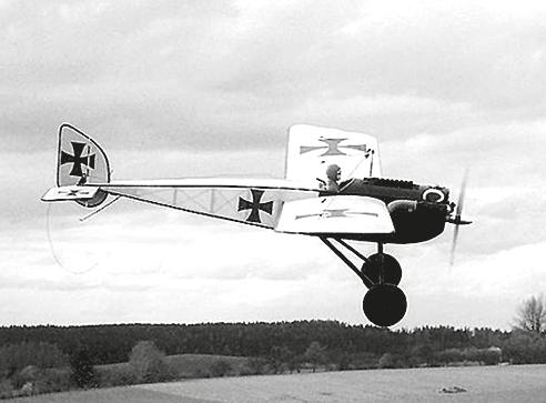 RC polomaketa amerického letounu je určena pro pohon dmychadlem. Pře váž ně balzový model je vhodný pro zkušené piloty.