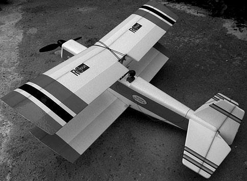 Historický Wakefield konvertovaný na RC elektrolet.