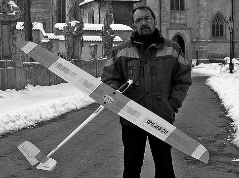 odpovídá původnímu výkresu uveřejněnému v časopisu Mladý konstruktér, včetně použitých materiálů.