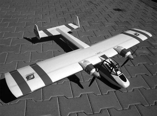 Historický motorový model z roku 1950 zvětšený a zkonvertovaný na RC elektrolet.