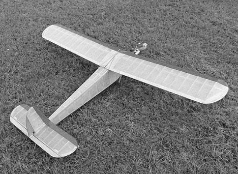 Model je určen pro zkušené Zdeněk Švarc 500 mm 745 mm RC 400/7/12 S, M, elevony 930 mm 678 mm