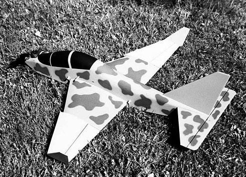 RC motorový model převážně balzové konstrukce navržený podle skutečného letadla je určen