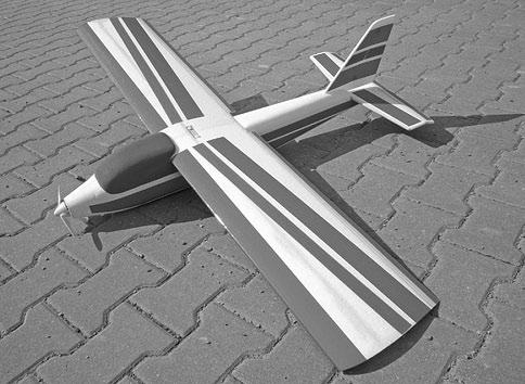 Model je poměrně jednoduchý. B. Miller / J. Kroufek 900 mm 550 g 0,8 cm 3 / 2208 1400 kv L. Eisinger / P.