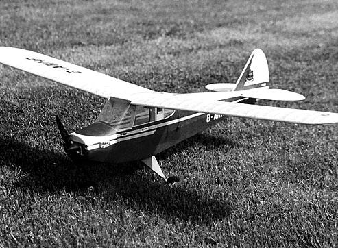 Stavebním materiálem je převážně balza. Plně akrobatický RC elektrolet je určen zkušenějším modelářům.