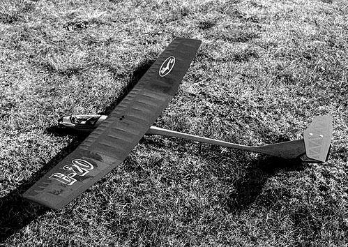 RC celobalzová polomaketa francouzského bombardéru je poháněna elektromotory.