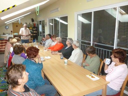 knihovnice aktivně zapojuje do výuky, rozšiřuje provozní dobu.