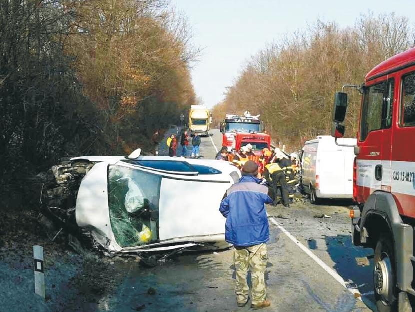 Jednačtyřicetiletý řidič Peugeotu jel směrem na Kyjov a během jízdy se zřejmě plně nevěnoval řízení.