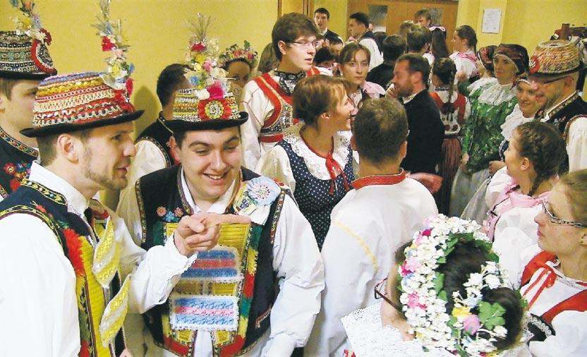 Násedlovic a Šardic. V krojích se zde dále objevili přespolní z Kyjova, Lovčic, Strážovic, Těmic, Stavěšic a Nedašova.