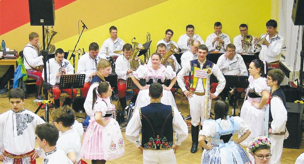 Horák z Kyjova. Také zazpíval místní mužský sbor a smíšený sbor z Veľkých Ripňan.